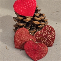 julehjerter-rødt-stof-guldmønstre-retro-juletræspynt